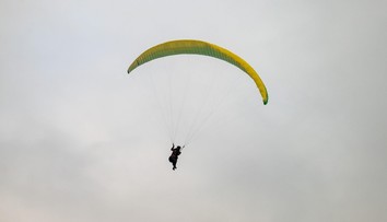 Ve Slovinsku havaroval český paraglidista. Těžce zraněný šplhal pro pomoc