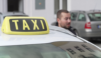 V Pardubicích se naplno rozhořel konkurenční boj taxikářů. Jeden muž je zraněný