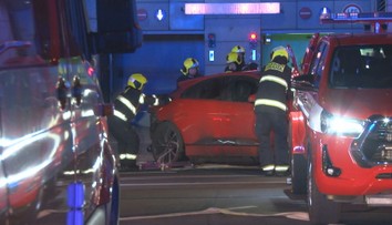 V podzemních garážích v Praze hořel elektromobil, hasiči ho museli odvézt