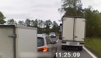 Řidič předjížděl na přechodu i na plné! Za autem navíc táhl vozík