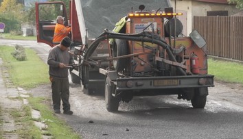 Lidé v Jihlavě se dočkali. V ulici bez asfaltu nemusí dočasně platit parkovné