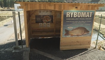 Automat na rybí produkty. Taková věc se nově objevila v Bečově nad Teplou