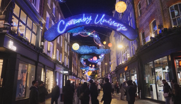 Miliony vánočních světýlek rozzářily Londýn. Ulice zdobí andělé, ale i vesmírné planety