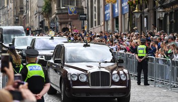 Britský královský dvůr chce být zelenější. Král přestaví i luxusní limuzíny Bentley