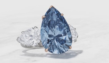 Modrý diamant se vydražil za rekordní sumu. Sběratel nabídl více než miliardu
