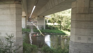 Práce na mostě v Karlových Varech děsí vodáky. Před nebezpečím varují i půjčovny