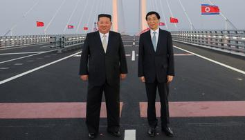 Kim se po zvěstech o smrti nečekaně objevil na veřejnosti. Odcestoval z KLDR