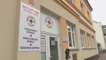 Azylové domy jsou přeplněné. Před Vánoci je přitom potřebují lidé nejvíce