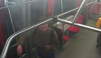 Šílené video: Opilec si vybil zlost na tramvaji. Rozmlátil ji kladívkem