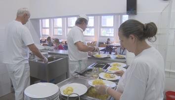 Tripartita jednala o platech nepedagogů. Řešením by mohla být zaručená mzda