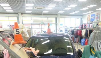 Řidička nezvládla auto, vjelo hluboko do obchodu plného lidí! FOTO