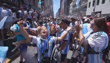V ulicích Buenos Aires propuklo šílenství. Argentinci slaví titul z fotbalového MS