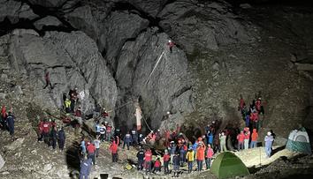 Nemocného jeskyňáře se v Turecku podařilo vytáhnout z kilometrové hloubky