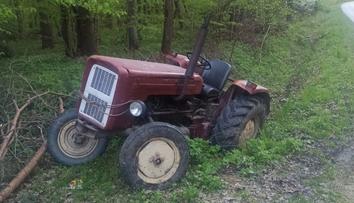 Traktorista spadl pod kola vlastního traktoru. Sanitku si zavolal sám