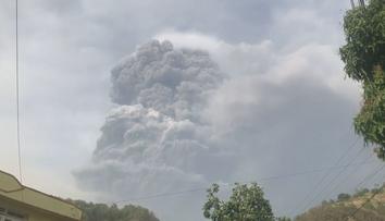 Erupce sopky zamořily zdroje vody. Lidé na ostrově se bojí, že jim dojde