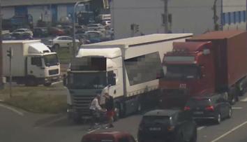 Ostrava: Cyklista vybržďoval kamion! Nebezpečný manévr zachytila kamera