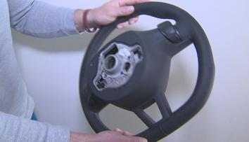 Muž z automobilky kradl volanty a airbagy! Prodával je v Polsku