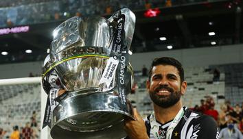 Kdepak drahý sporťák. Fotbalista Costa pobavil fanoušky projížďkou v traktoru