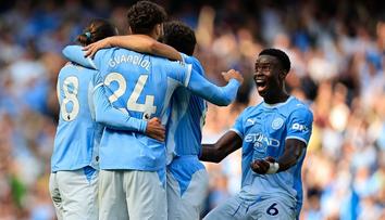 Manchester City pod novým trenérem čelil blamáži. Body zachránil v závěru