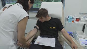Policie vyzvala veřejnost na souboj. Chce soutěžit o to, kdo daruje více krve