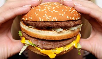 VIDEO: Žena si 20 let šetřila burger a hranolky. Ukázala, jak teď vypadají