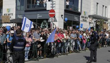 Oslava narozenin Hitlera skončila fiaskem! Odpůrci měli navrch