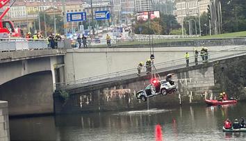 Dramatické záběry: Kamera zachytila policejní auto, jak v Praze padá z mostu