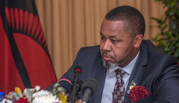 Viceprezident Malawi nepřežil pád letadla. Pátrali po něm od pondělí