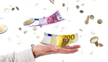 Rodina vyhodila komodu i s milionem korun. Ženě, která peníze našla, hrozí vězení