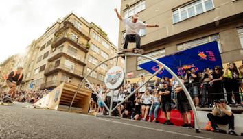 Extrémní skate závod Red Bull Steep Street se vrací do Prahy
