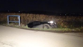 Řidič spadl s audinou do příkopu, dýchnout policistům odmítl
