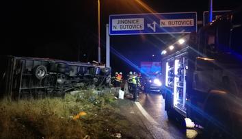 Černé ráno tiráků v Praze: Kolony, vyteklá nafta i vysypaný náklad