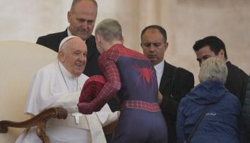 Místo záchrany světa jel navštívit Vatikán. Spiderman políbil papežovi ruku