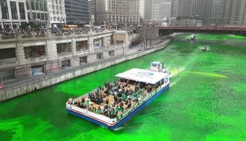 Nejen Irsko slaví Den svatého Patrika. V Chicagu dokonce obarvili řeku na zeleno