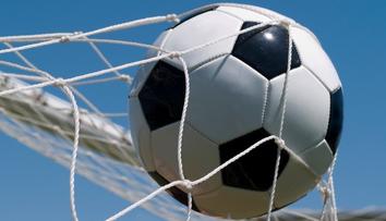 Divočina na okresním fotbale: Došlo na inzultaci sudího a obří rvačku, přijela sanitka i policie