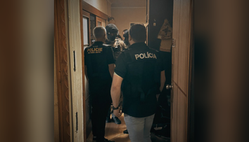 Dopadli muže, který vyhrožoval českým školám. Zadrželi ho na Ukrajině