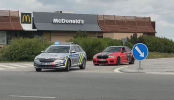 Ukážu vám p*ro! Partička "závodníků" z D1 drzostí na policii nešetřila