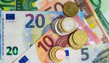 Lidé vybírají nové eurobankovky. Na jedné z nich může být Češka