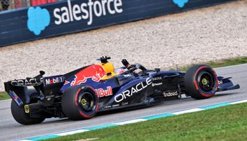 Chaos v Malajsii ovládl Verstappen. Red Bull slaví první triumf sezony