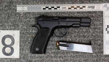 Desítky zbraní, 29 granátů a kila výbušnin. Policie zabavila obří arzenál