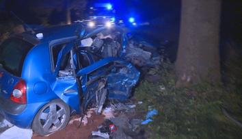 Osobní auto vlétlo do stromu, dva lidé na místě zemřeli