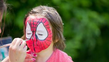 Chlapec (8) se chtěl stát superhrdinou. Kousnutí pavoukem ho málem stálo život