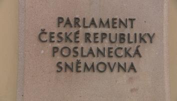 Do Sněmovny můžou bez kontroly stovky lidí. Dostanou se tam díky speciální kartě
