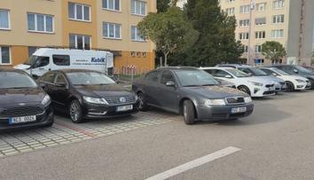 Řidiči bojují o parkovací místa. Jejich nedostatek trápí řadu měst