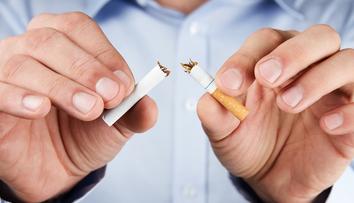 Pravidelných kuřáků v Česku ubývá. Mladým už cigarety nevoní