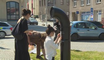 V Humpolci vyrostl automat na básničky! Stačí jen zatočit klikou