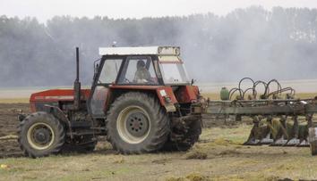 Na traktoriádě u Přerova se převrátila vlečka. 11 lidí skončilo v nemocnici
