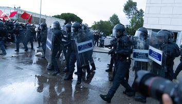 Drsné protesty zuří už v 6 evropských státech. Italská vláda posílá do Milána vojáky