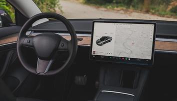 Lidé si stěžují na displeje v autech. Vrátí se někdy mechanická tlačítka?