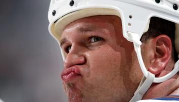 Bitkařovi z NHL jde o život, chce se zabít. Jeho otec prosí o pomoc!